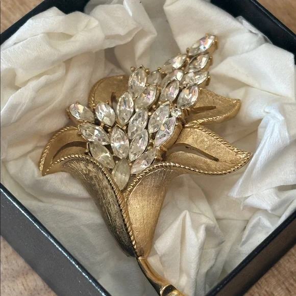 Trifari Brooch Pin Rhinestone Lilly Flower Crown Mark Rare - Picture 7 of 7
